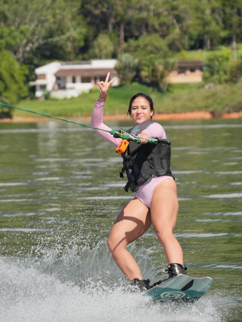 Kitesurf cruzando el Lago Calima