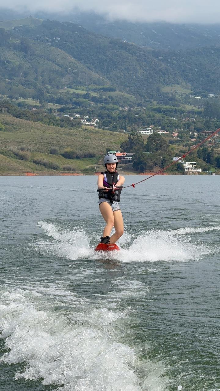 Parche de KIWI surf en el muelle del Lago Calima