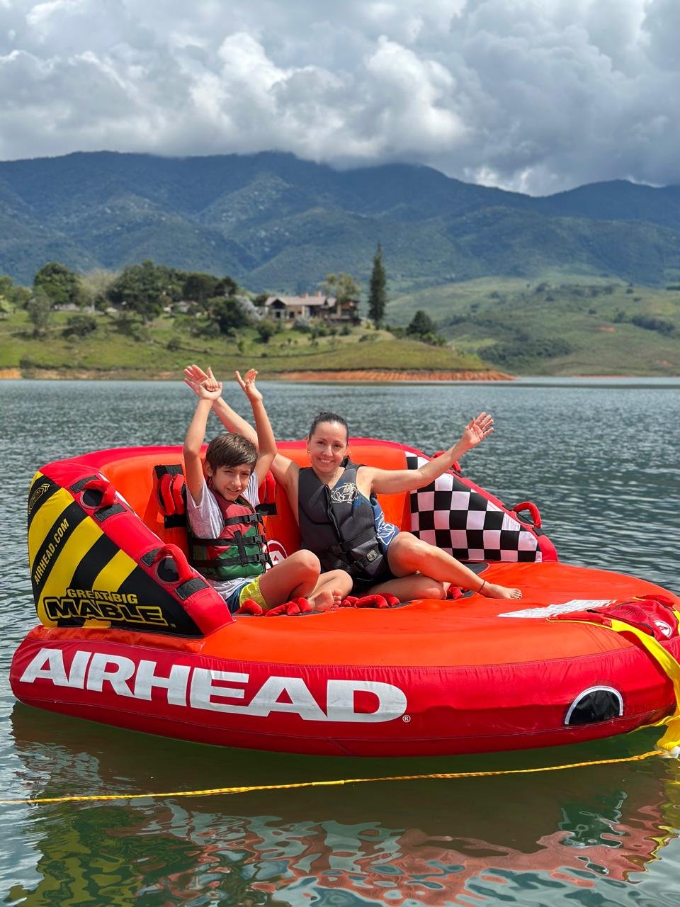 Sofá acuático inflable en el lago