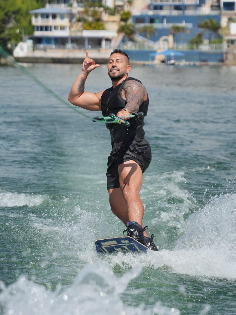 Vela de windsurf en el Lago Calima